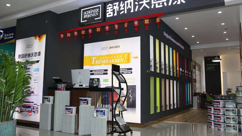 在签订合同前，业主应了解装修公司的资质，包括：